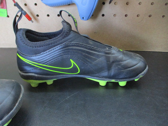 Load image into Gallery viewer, Used Nike Jr. Tiempo Maestro Club Soccer Cleats - Size Youth 12
