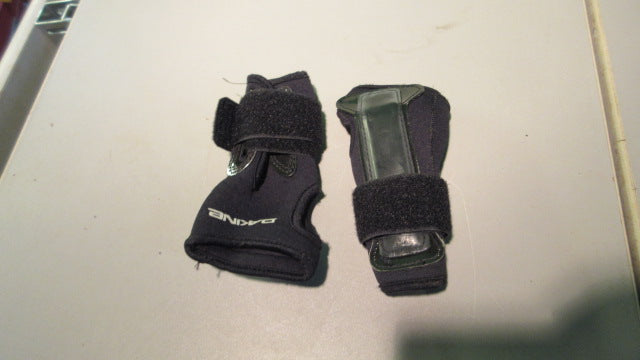 Load image into Gallery viewer, Used Dakine Size Small Black Snow Wrist Guards
