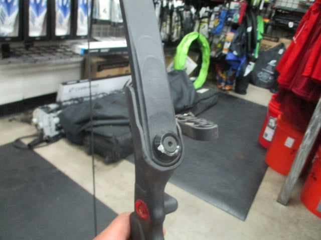 Load image into Gallery viewer, Used Sentinel 46&quot; Youth Recurve Archery Bow - RH
