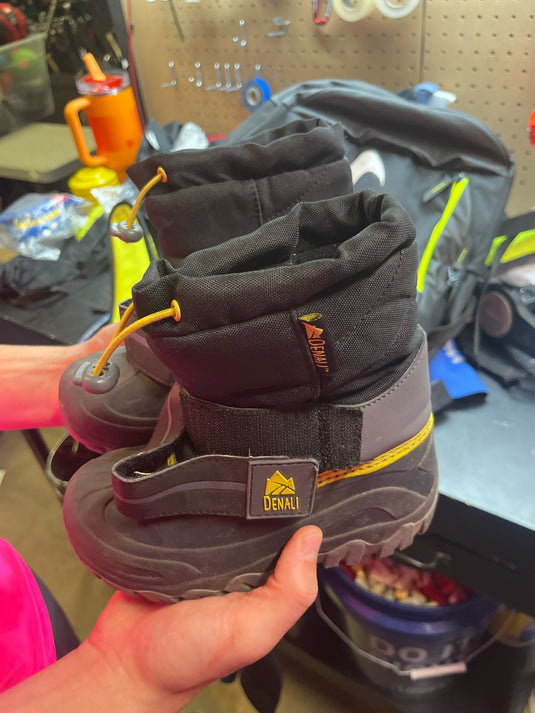 used denali kids snow boots size twelve