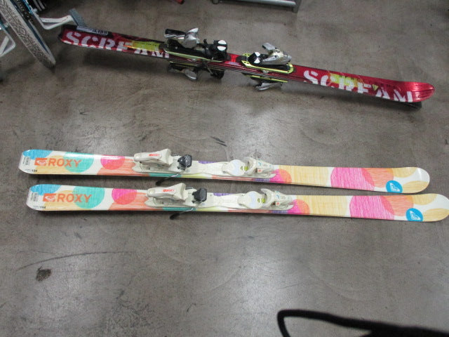 Load image into Gallery viewer, Used Roxy 154CM Downhill Skis With Roxy Bindings
