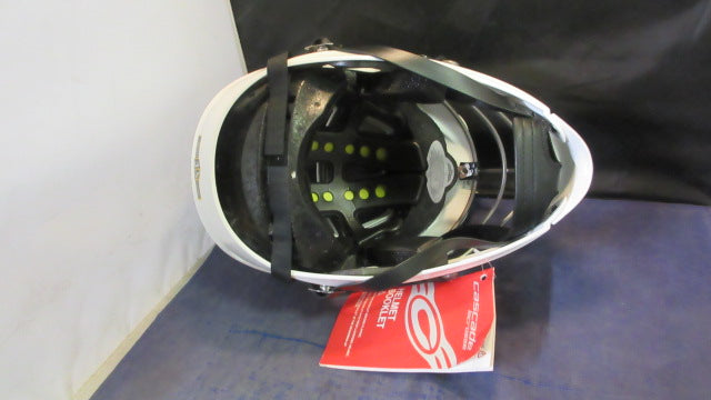 Load image into Gallery viewer, Cascade CS-R Lacrosse Helmet Youth Size OSFM - Like New
