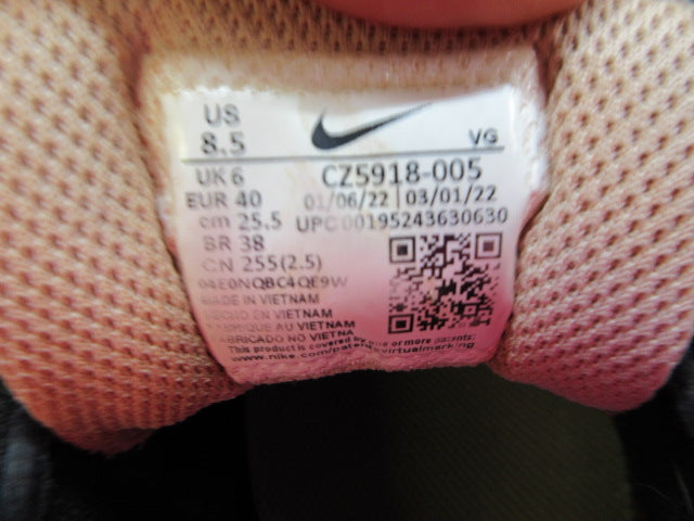 Load image into Gallery viewer, Used Nike Hyperdiamond Softball Cleats - Size 8.5
