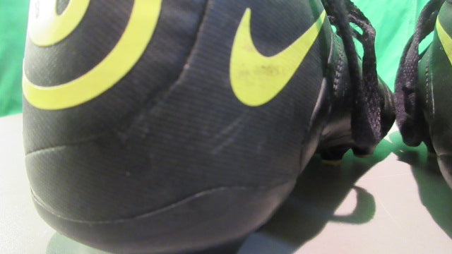Load image into Gallery viewer, Used Nike Tiempo Youth 1Y Soccer Cleats
