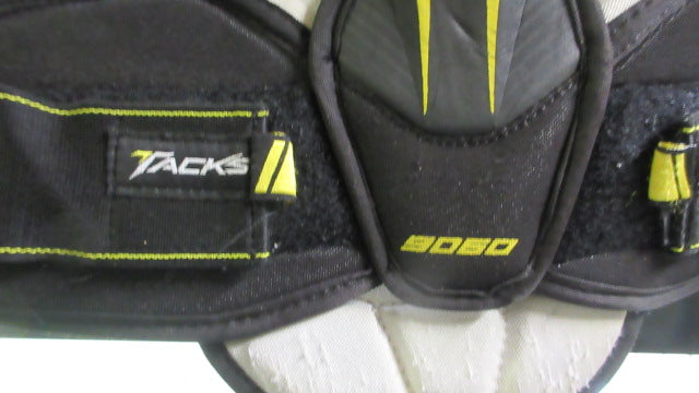Load image into Gallery viewer, Used CCM Tacks 9060 Shoulder Pads - Jr
