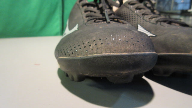 Load image into Gallery viewer, Used Mizuno Youth Wave Lightrevo TPU 4.5Y Softball Cleats
