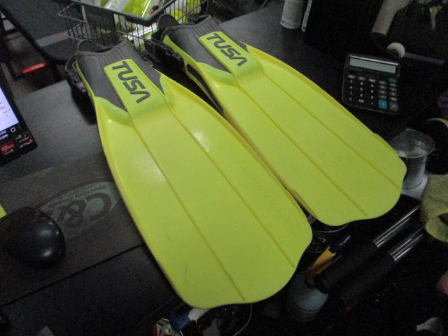 Load image into Gallery viewer, Used Tusa Liberator Xten Fins in Yellow No Size Found
