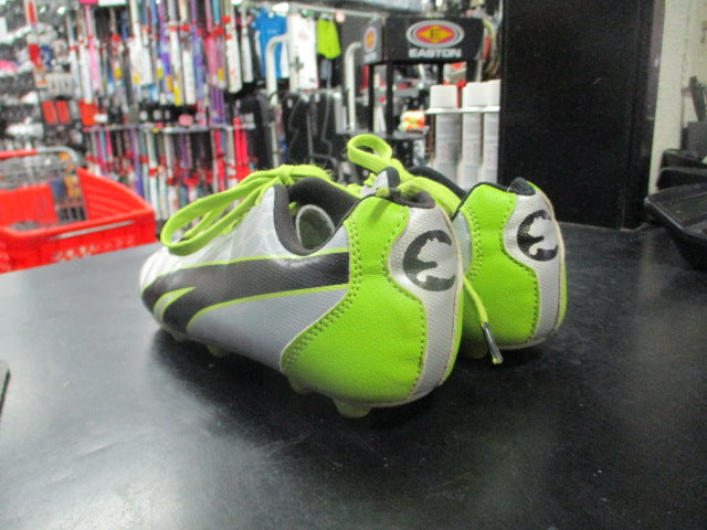 Load image into Gallery viewer, Used Puma Youth Cleats (size 2)
