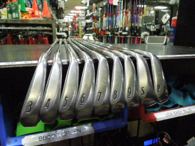 Load image into Gallery viewer, Used Titleist DCI 962 9pc Right Hand Iron Set 3-9 Iron and S,P-Wedge
