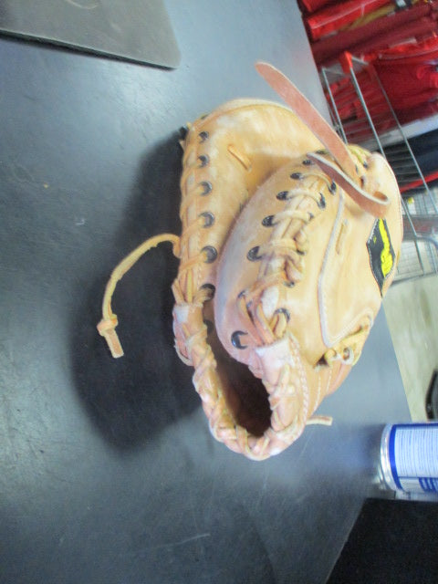Used Wilson A2500 Pro Model Catchers Mitt