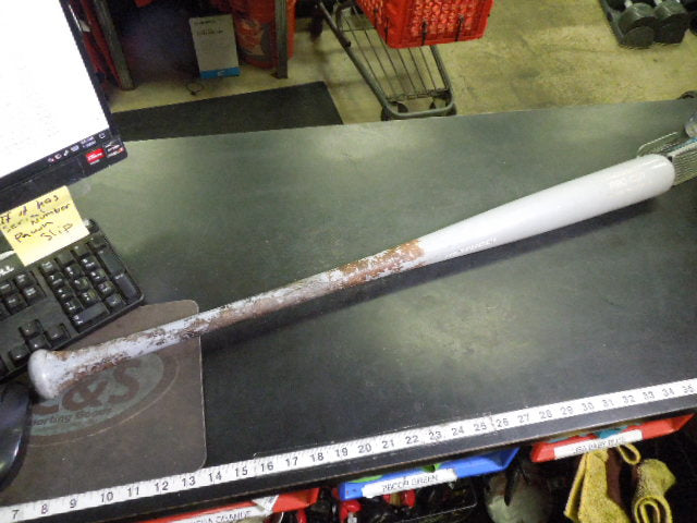 Load image into Gallery viewer, Used Marucci PRO CUT Wood Bat 33 in 30 oz -3
