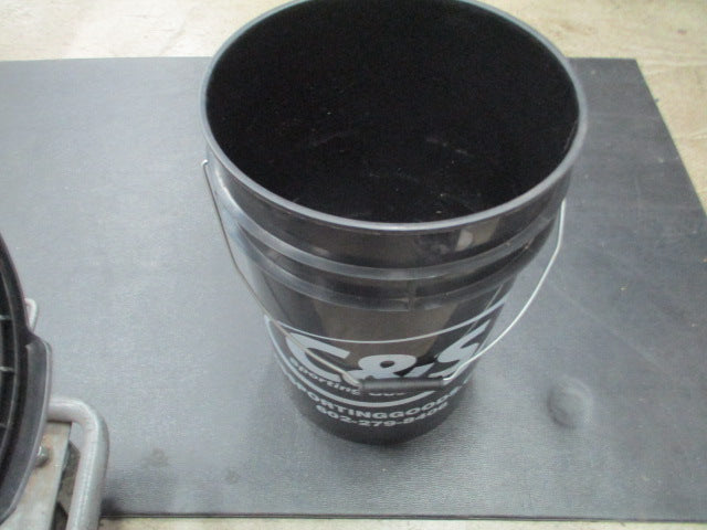 Load image into Gallery viewer, Used Rawlings C &amp; S 6 Gallon Ball Bucket w/ Padded Lid - Black
