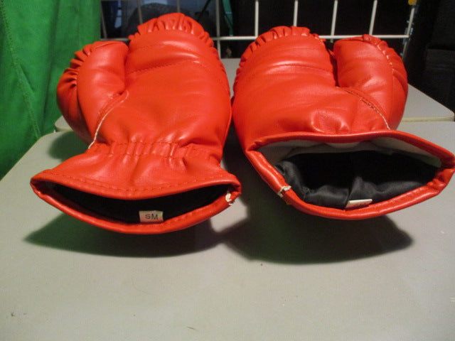 Load image into Gallery viewer, Used Everlast Size Small/Medium Boxing Gloves
