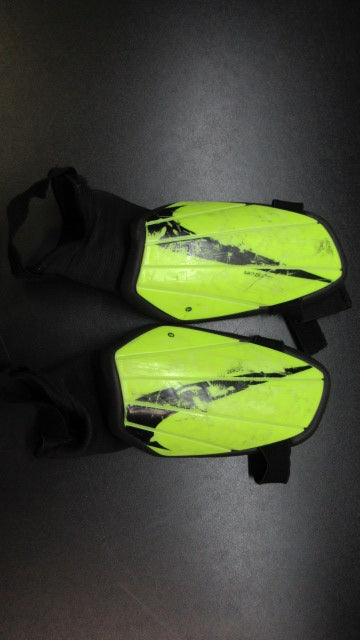 Load image into Gallery viewer, Used Nike Shin Guards - Medium
