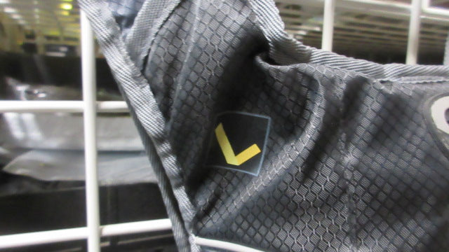 Load image into Gallery viewer, Used Ledge Gooseberry Hydration Pack

