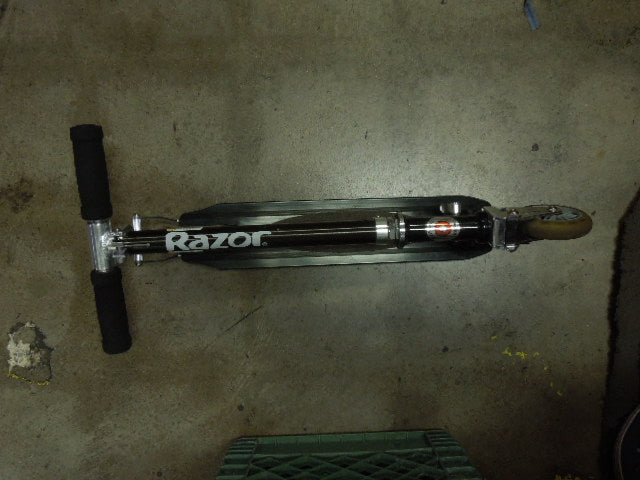 Load image into Gallery viewer, Used Razor A2 Elite Kick Scooter in Black
