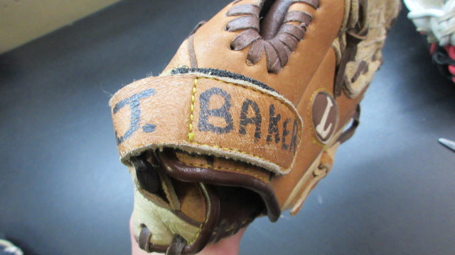 Load image into Gallery viewer, Used Louisville Slugger 10.5" Glove - RHT
