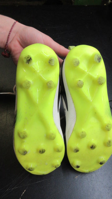 Load image into Gallery viewer, Used New Balance Rush V4 Jr Lacrosse Cleats - Size 2
