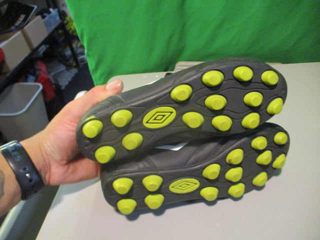 Load image into Gallery viewer, Used Umbro Size 1 Soccer Cleats
