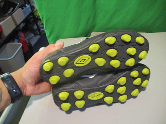 Used Umbro Size 1 Soccer Cleats