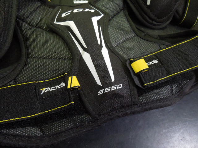 Load image into Gallery viewer, Used CCM Tacks 9550 Jr Chest Protector Size Large
