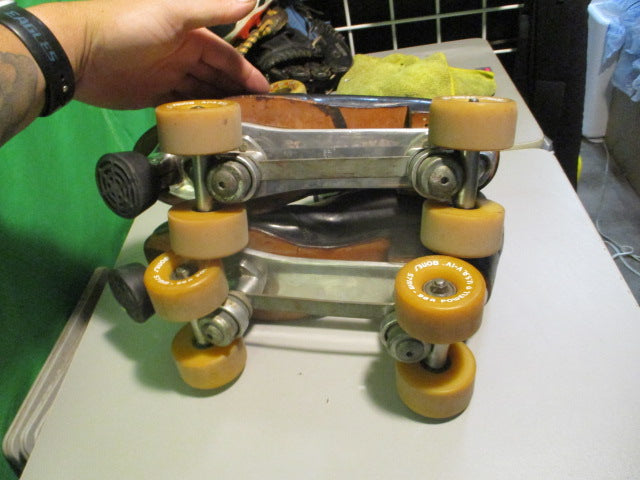 Load image into Gallery viewer, Used Hyde Size 8 Quad Roller Skates
