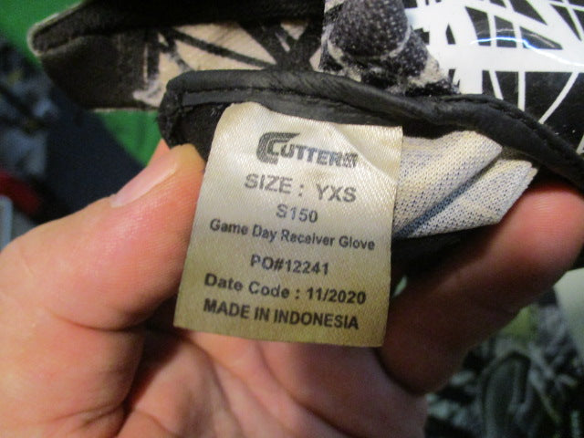 Load image into Gallery viewer, Used Cutters Game day Reciever Youth XS Football Gloves
