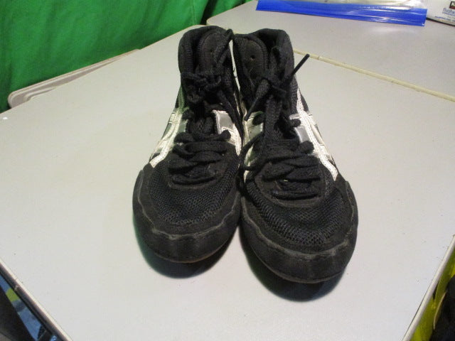 Load image into Gallery viewer, Used Oasics Size 6 Wrestling Shoes
