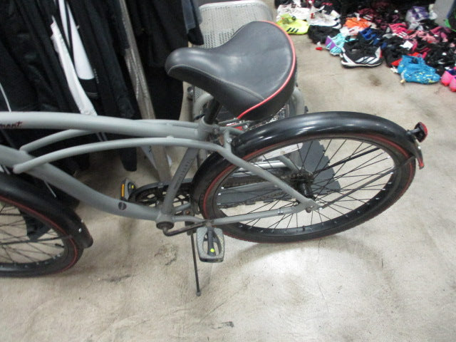 Load image into Gallery viewer, Used Huffy Fairmont 26&quot; Beach Cruiser W/ speedometer
