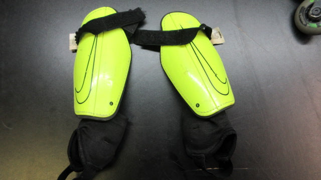 Load image into Gallery viewer, Used Nike Charge 2.0 Shin Guards - Youth Large

