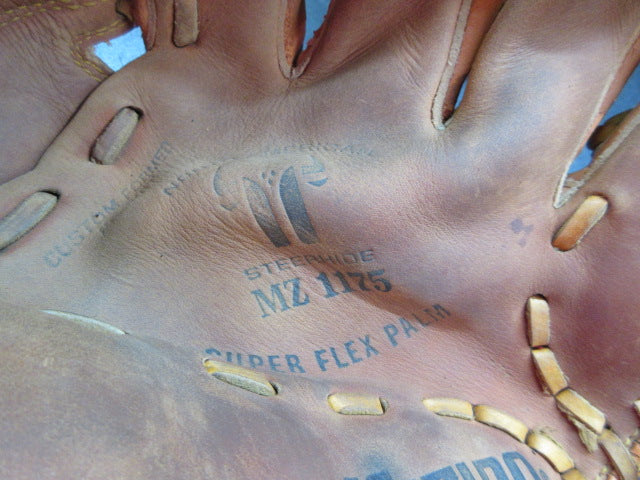 Load image into Gallery viewer, Used Mizuno MZ1175 11.75" Leather Glove - RHT
