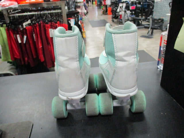 Load image into Gallery viewer, Used Roller Derby firestar Size Girls 3 Roller Skates
