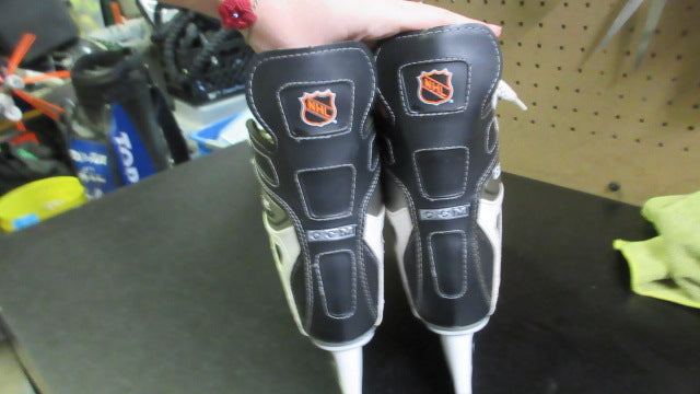 Load image into Gallery viewer, Used CCM 92 Youth skates Size 3
