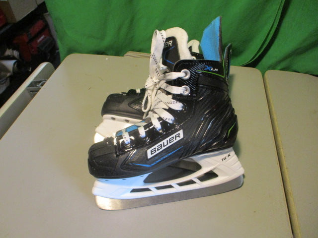 Load image into Gallery viewer, Bauer XLP Youth 11 Hockey Skates

