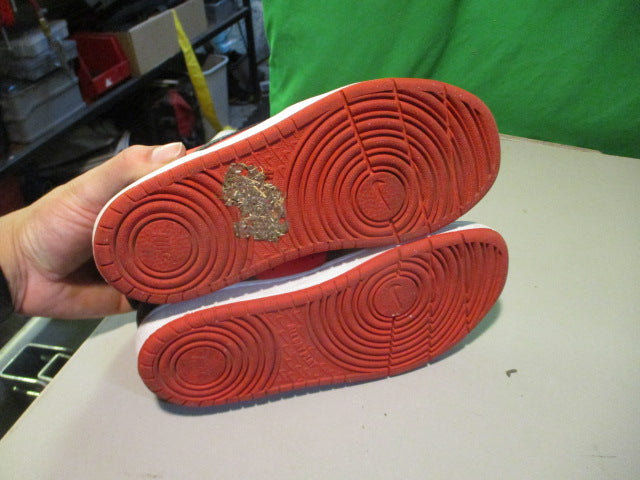 Load image into Gallery viewer, Used Nike Mid Youth 1 Basketball Shoes
