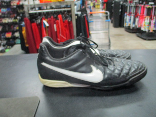 Load image into Gallery viewer, Used Nike Tiempo Size 10 Indoor Soccer Cleats
