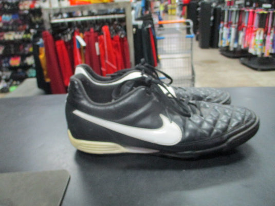 Used Nike Tiempo Size 10 Indoor Soccer Cleats