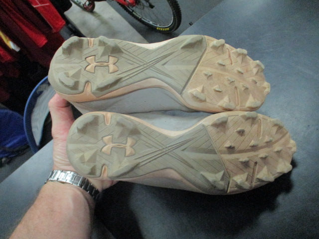 Load image into Gallery viewer, Used Under Armour Size 5.5 Cleats
