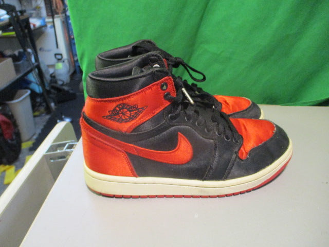 Load image into Gallery viewer, Used Nike Jordan 1 Retro Size 7 Sneakers (Need Insoles)
