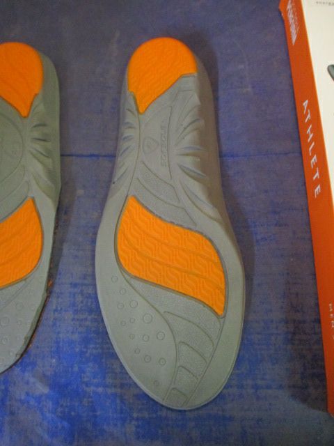 Load image into Gallery viewer, Used Sofsole Perform Athlete Men&#39;s Insoles Adult Size 9-10.5 - one insole cut
