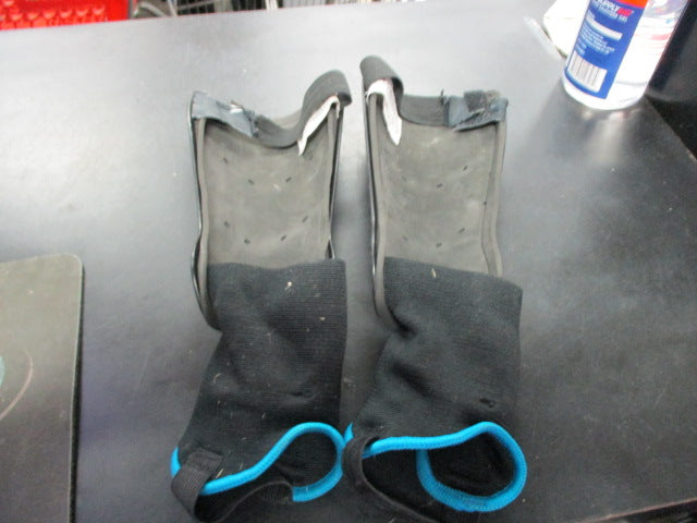 Load image into Gallery viewer, Used Champro Model SSG8B Size Medium Soccer Shin Guards

