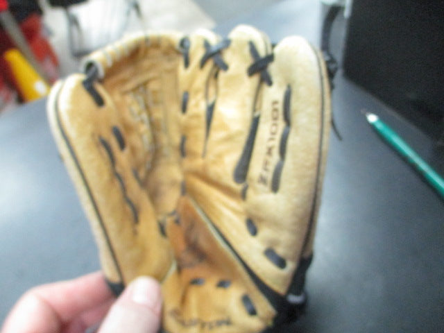 Load image into Gallery viewer, Used Easton ZFX1001 10" RHT Glove
