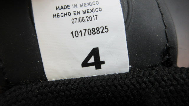 Load image into Gallery viewer, Used Rinat Kraken Soccer Gloves - Size 4
