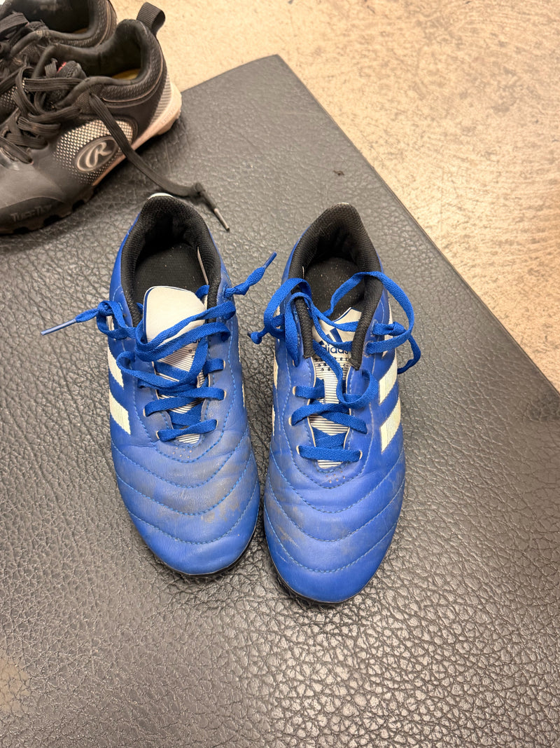 Load image into Gallery viewer, Used Adidas Soccer Cleate Size3.5 Blue and white
