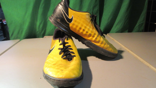 Load image into Gallery viewer, Used Nike Unisex Jr. Magistax Ola Ii Ic - Youth 4.5 Indoor Soccer Shoes
