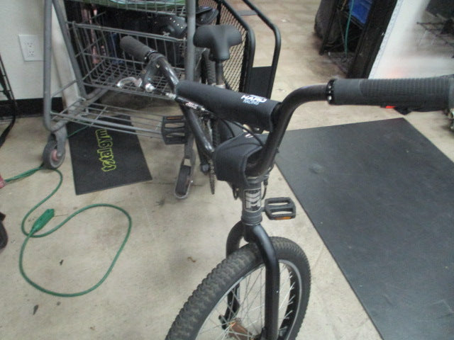 Load image into Gallery viewer, Used Haro F3 20&quot; BMX Bicycle
