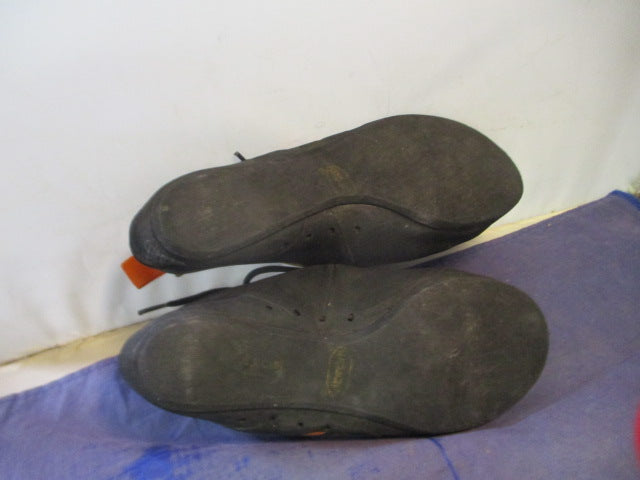Load image into Gallery viewer, Used Reebok Climbing Shoes Adult Size 8.5
