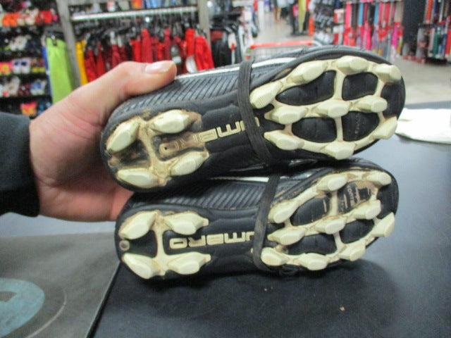 Load image into Gallery viewer, Used Umbro Size 1 Soccer Cleats
