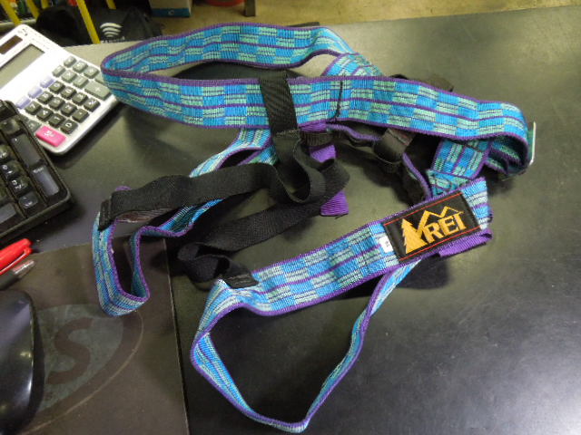 Load image into Gallery viewer, Vintage REI Climbing Seat Harness Size Medium
