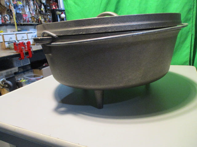 Load image into Gallery viewer, Used Lodge 8 Quart Cast Iron Deep Camp Dutch Oven
